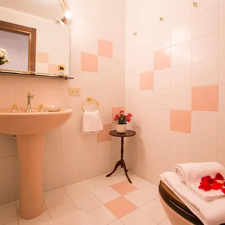 公寓 Sleeps 5 Pool 梅泽格拉