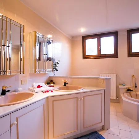 Lejlighed Sleeps 5 Pool Mezzegra
