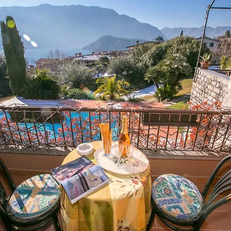 Lejlighed Sleeps 5 Pool Mezzegra